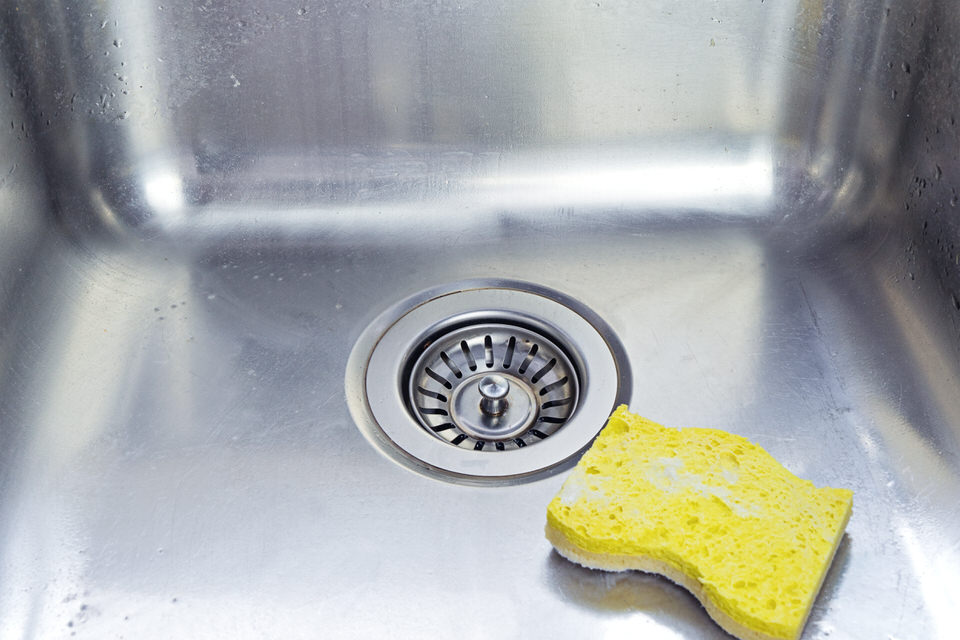 排水口の臭いが気になったとき覚えておきたいポイント 水漏れ つまりトラブルの修理なら水道屋本舗 排水口の臭いが気になったとき覚えておきたいポイント 水漏れ つまりトラブルの修理なら水道屋本舗