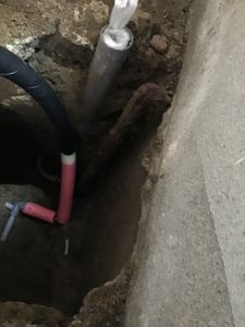 シンク下からの水漏れ、コンクリートの床から砂が噴き出す。