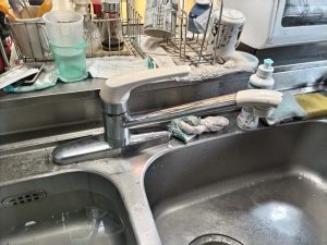 経年劣化によりキッチン水漏れが発生！蛇口本体を交換して水漏れ解消。【京都府亀岡市】