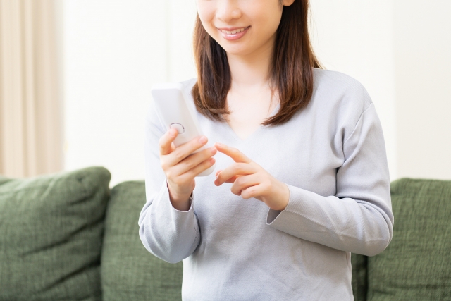 女性　電話をかける