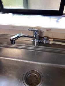 経年劣化で台所にて水漏れ発生。蛇口、止水栓、給水管の交換をしました！【茨城県神栖市】