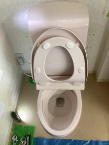 人形がトイレの中に詰まってる！？便器脱着で詰まり解消。【石川県羽咋市】