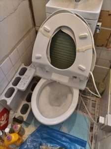 トイレにカイロが詰まっていた！トイレ脱着で取り除き詰まり解消。【滋賀県大津市】