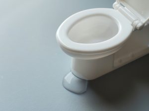 トイレの床からたまに水漏れする原因や対処法を徹底解説!自分で修理できる原因なのか業者に依頼するべき原因かもご説明します